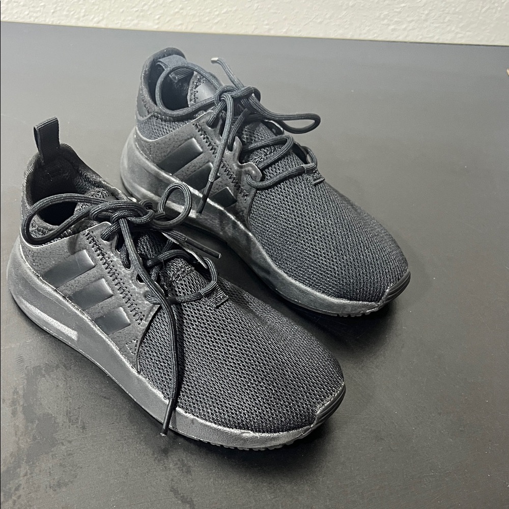Black adidas little kid shoes